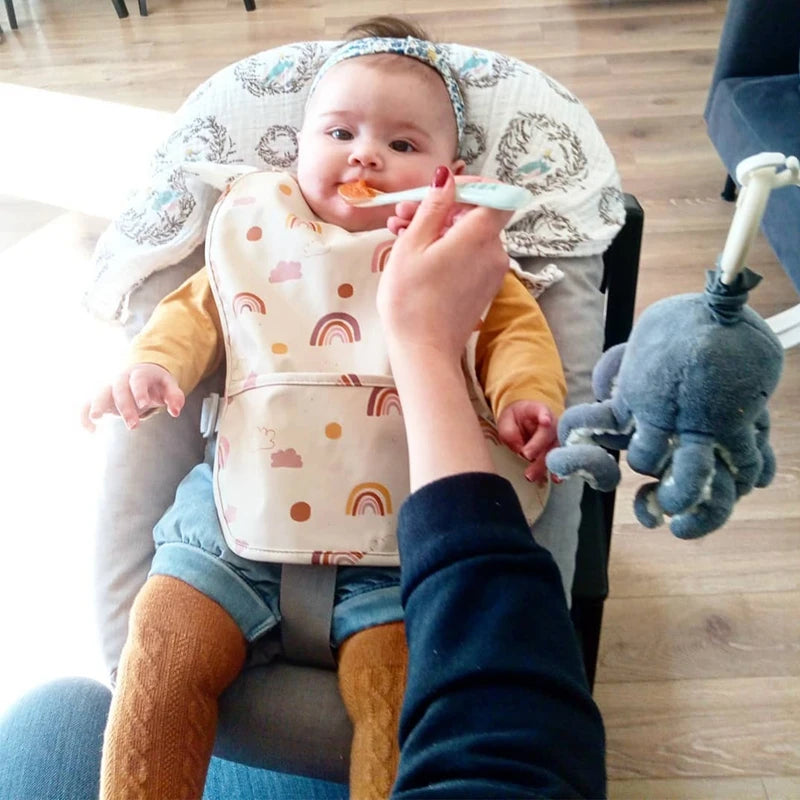 Babador Impermeável Infantil com Bolso Coletor Ajustável Estampas Variadas Unissex