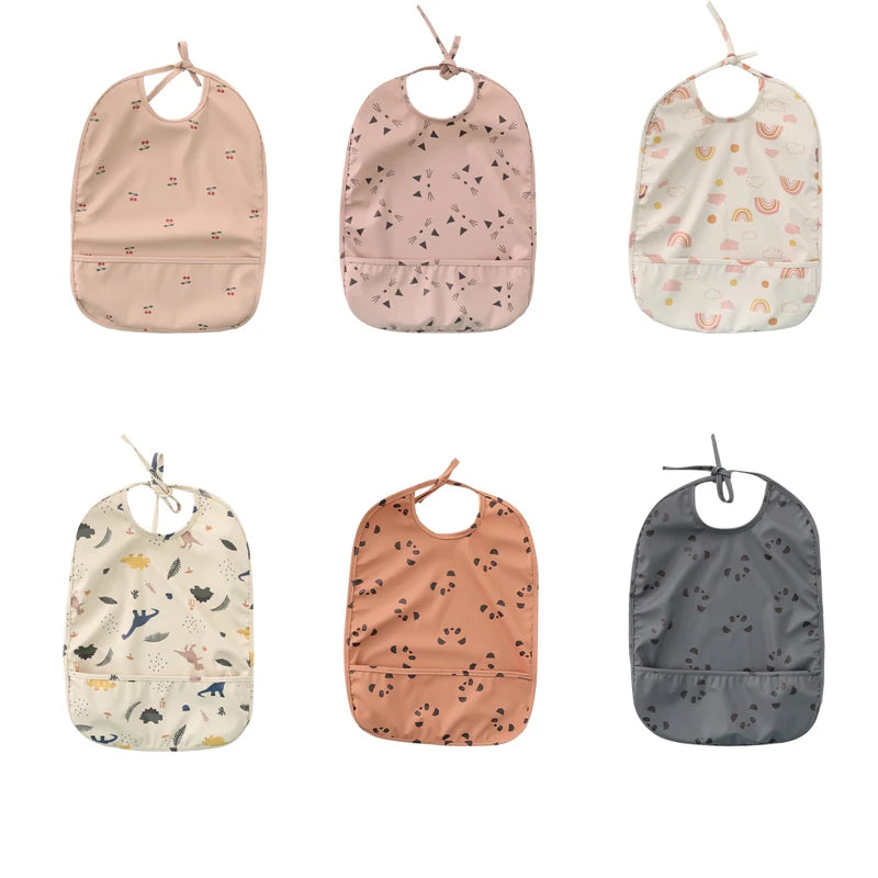 Babador Impermeável Infantil com Bolso Coletor Ajustável Estampas Variadas Unissex